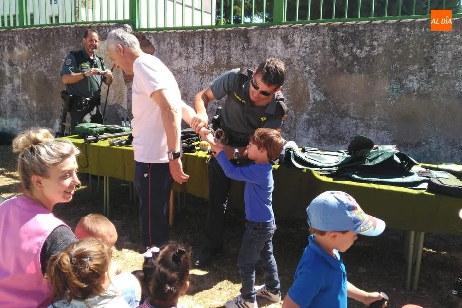 Foto 6 - La Guardia Civil realiza una exposici&oacute;n de medios en el CEIP P&eacute;rez Villanueva de Barruecopardo  