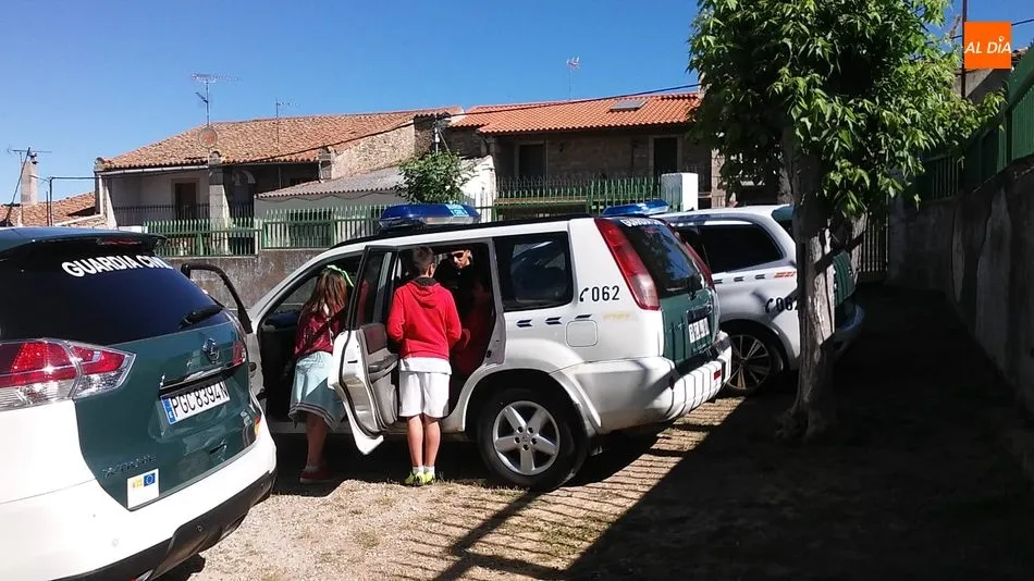 Foto 2 - La Guardia Civil realiza una exposici&oacute;n de medios en el CEIP P&eacute;rez Villanueva de Barruecopardo  