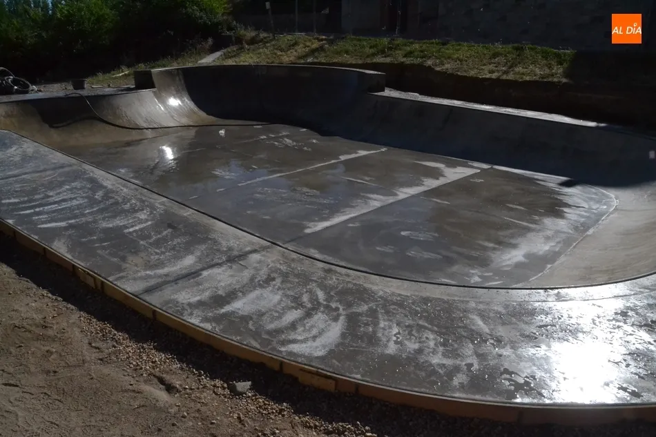 Foto 5 - La construcci&oacute;n de la pista de skate, en plena recta final  