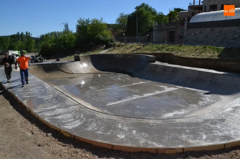 Foto 4 - La construcci&oacute;n de la pista de skate, en plena recta final  