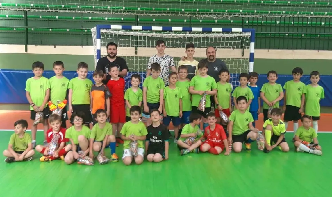 Los prebenjamines y benjamines del III Columnas cierran la temporada con una tarde lúdica  