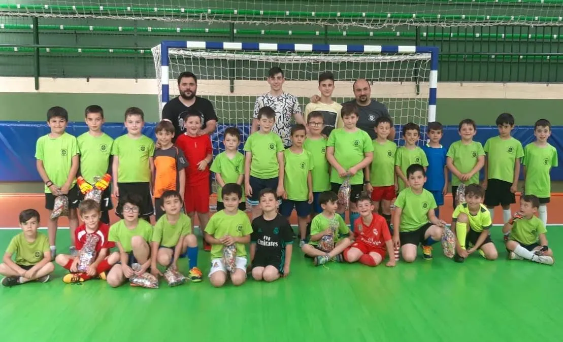 Foto 2 - Los prebenjamines y benjamines del III Columnas cierran la temporada con una tarde l&uacute;dica  