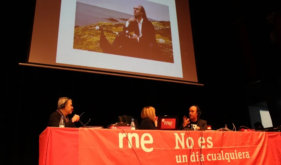 Carlos Núñez en el momento de ser entrevistado en el programa de Radio Nacional de España