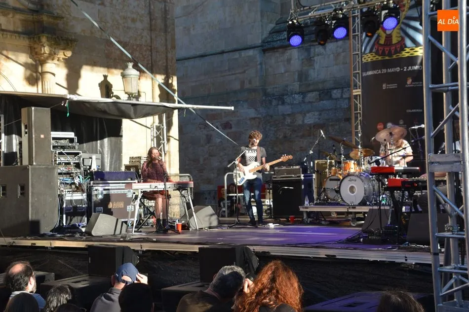 Foto 11 - La m&uacute;sica en su estado m&aacute;s puro inunda la plaza de Anaya de la mano de Morgan