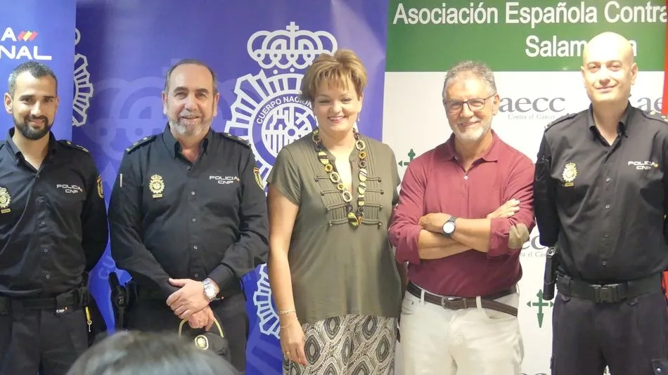 Miembros de la Policía Nacional y de la AECC Salamanca