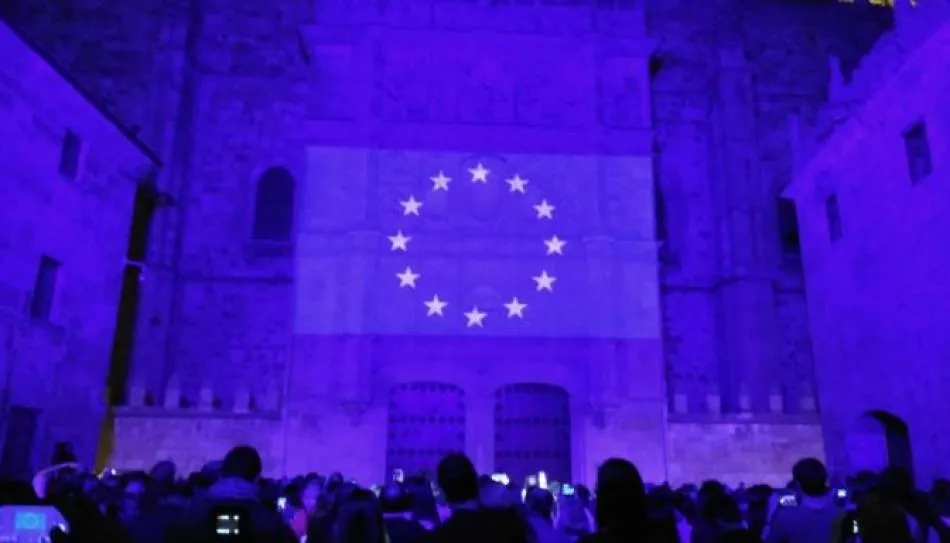 La fachada de la USAL Fachada de la Universidad de Salamanca se iluminaba este año con los colores y la bandera de la UE