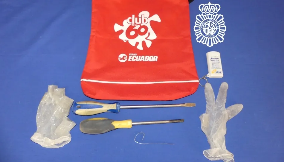 Algunos de los objetos que llevaba el detenido