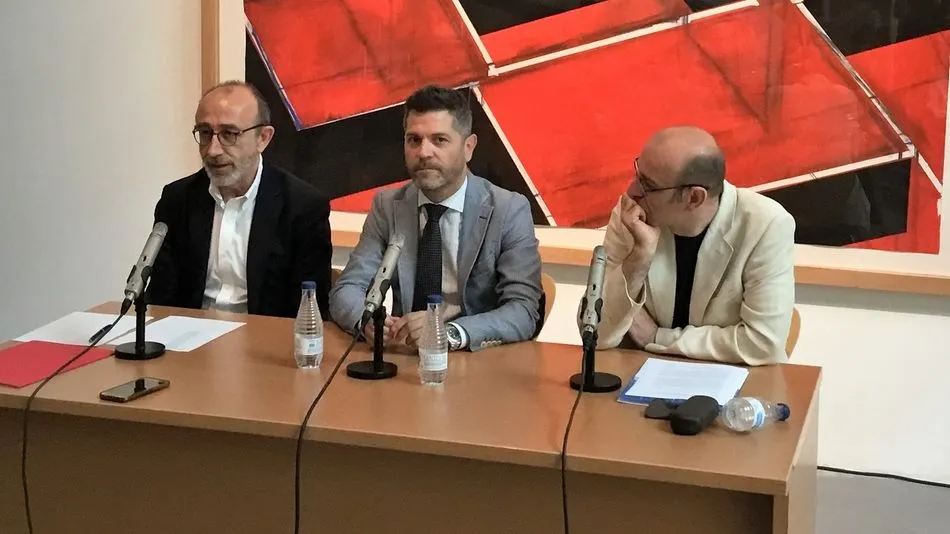 Julio López, concejal de Cultura, en el centro, en la presentación de esta muestra