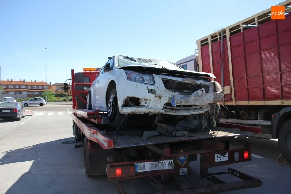 Foto 5 - Una persona resulta herida en un aparatoso accidente en Villar de Peralonso  