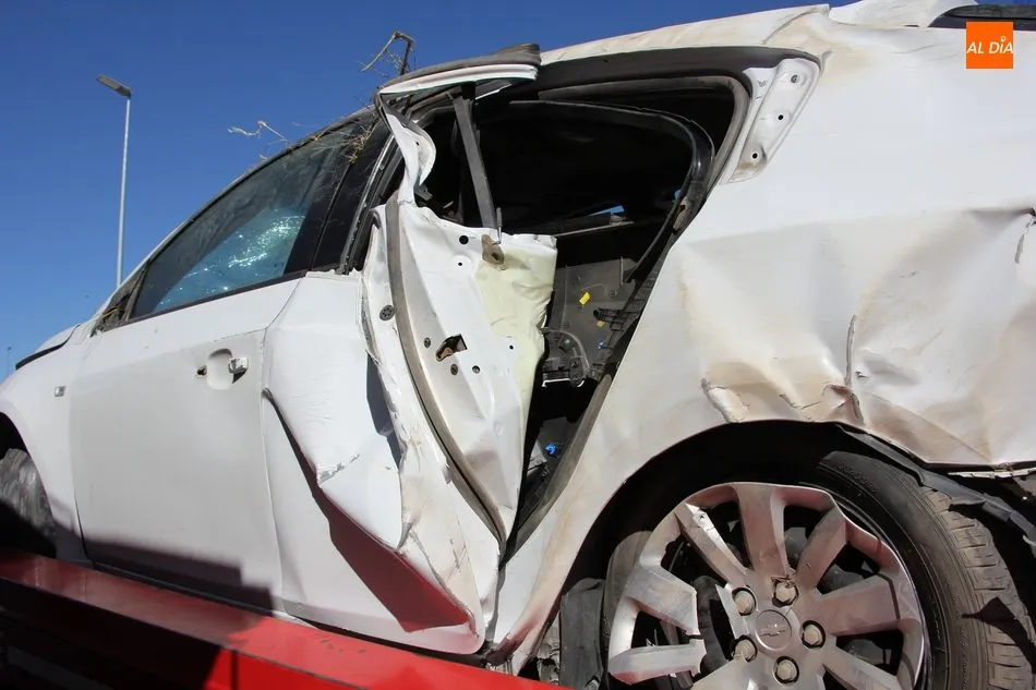 Foto 3 - Una persona resulta herida en un aparatoso accidente en Villar de Peralonso  