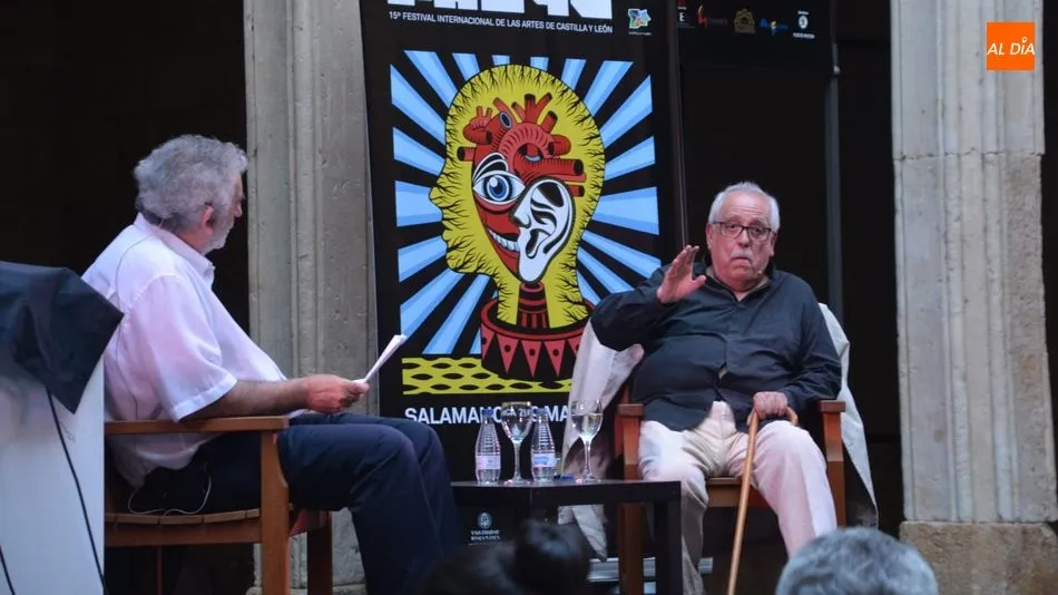 El director de cine burgalés, en el encuentro literario celebrado en la Casa de las Conchas. Foto de Lydia González
