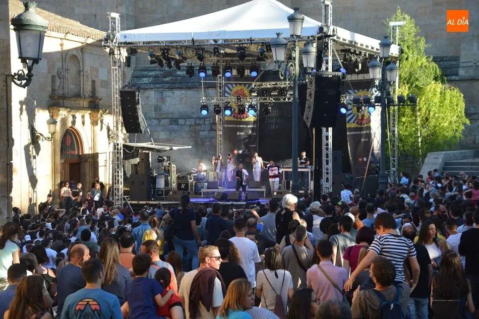 Foto 11 - El p&uacute;blico vibra con el rap de La Excepci&oacute;n en la Plaza de Anaya