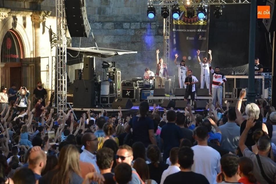Foto 10 - El p&uacute;blico vibra con el rap de La Excepci&oacute;n en la Plaza de Anaya
