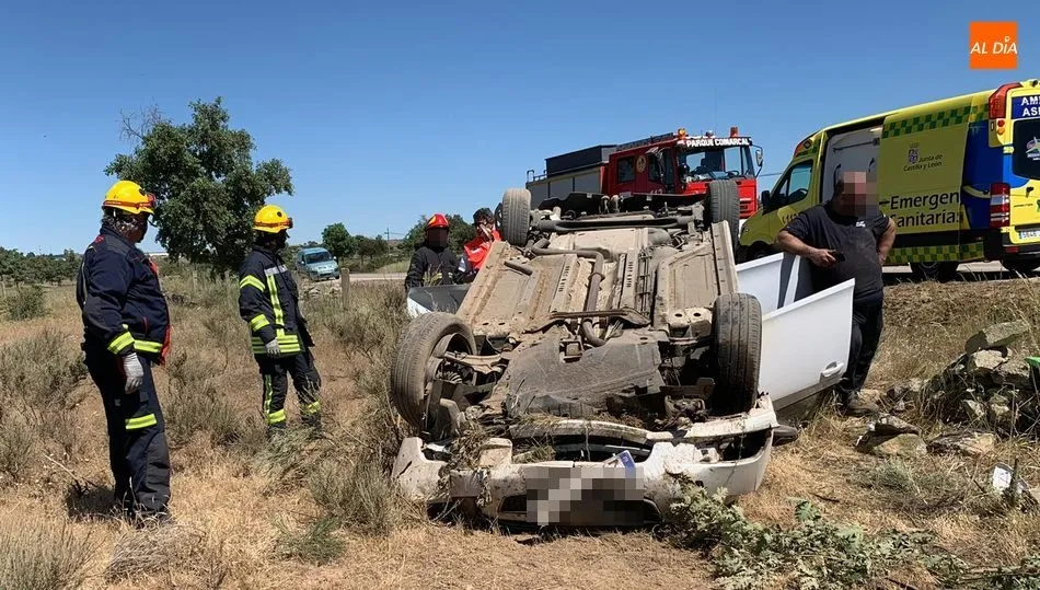 Foto 6 - Una persona resulta herida en un aparatoso accidente en Villar de Peralonso  