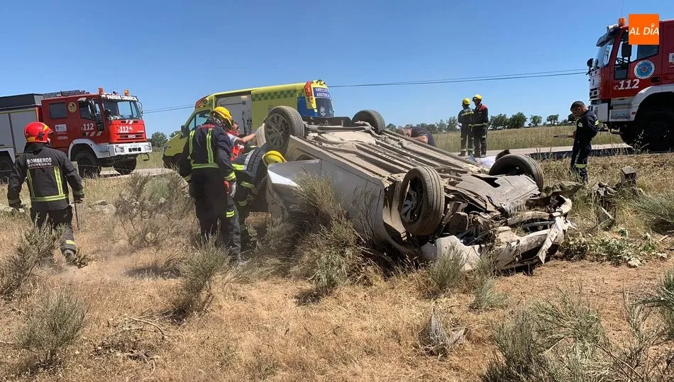 Foto 2 - Una persona resulta herida en un aparatoso accidente en Villar de Peralonso  