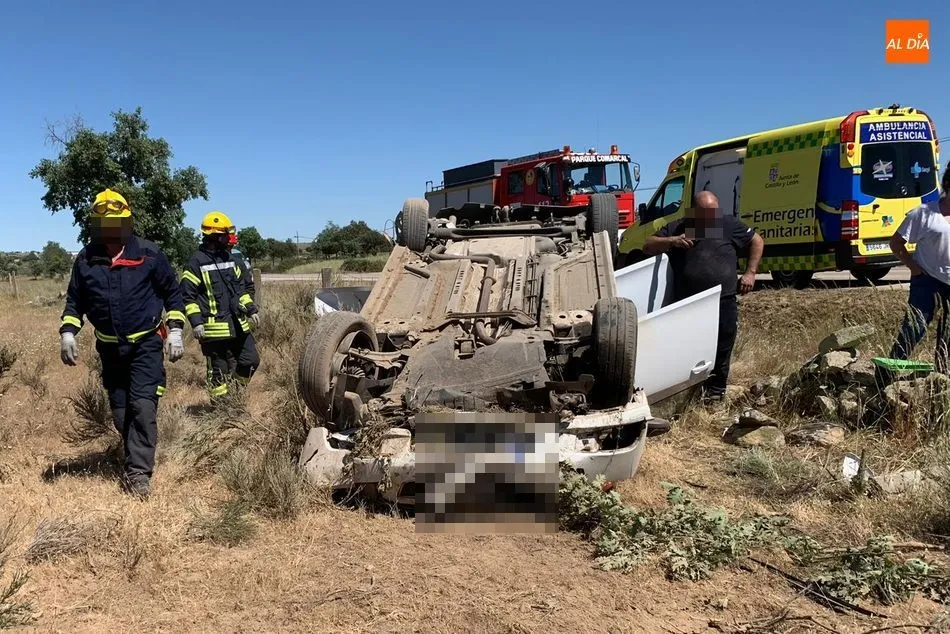 Una persona resulta herida en un aparatoso accidente en Villar de Peralonso  