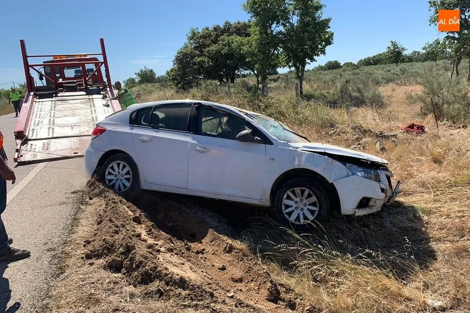 Foto 8 - Una persona resulta herida en un aparatoso accidente en Villar de Peralonso  
