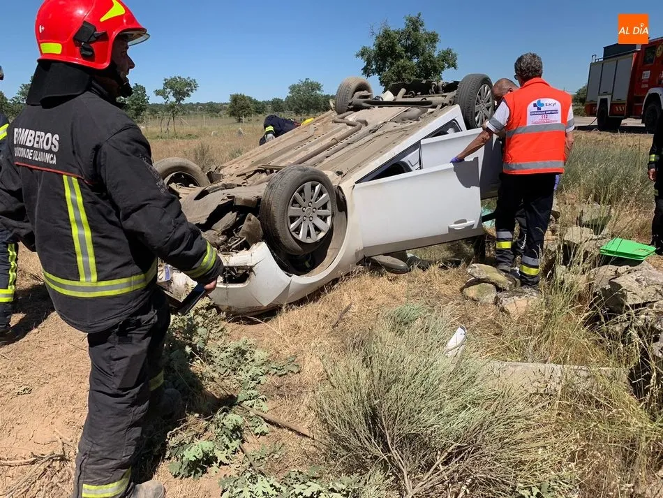 Foto 7 - Una persona resulta herida en un aparatoso accidente en Villar de Peralonso  