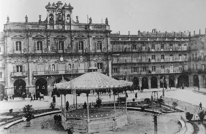Foto 2 - El templete de la Plaza Mayor en los a&ntilde;os 20