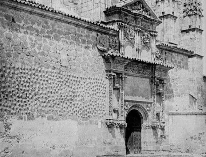 El juego de la pelota en la pared de la iglesia de Sancti Spíritus  