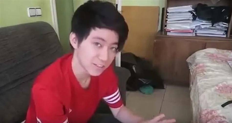 Cinco años sin usar Youtube por dar galletas con pasta de dientes a un mendigo y publicarlo