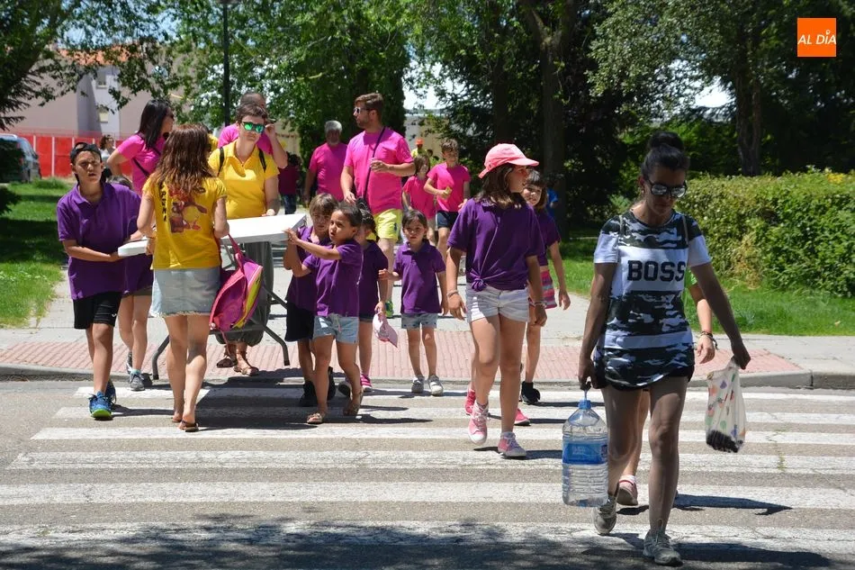 Foto 10 - Las pe&ntilde;as llenan de color y bullicio las calles de Villamayor