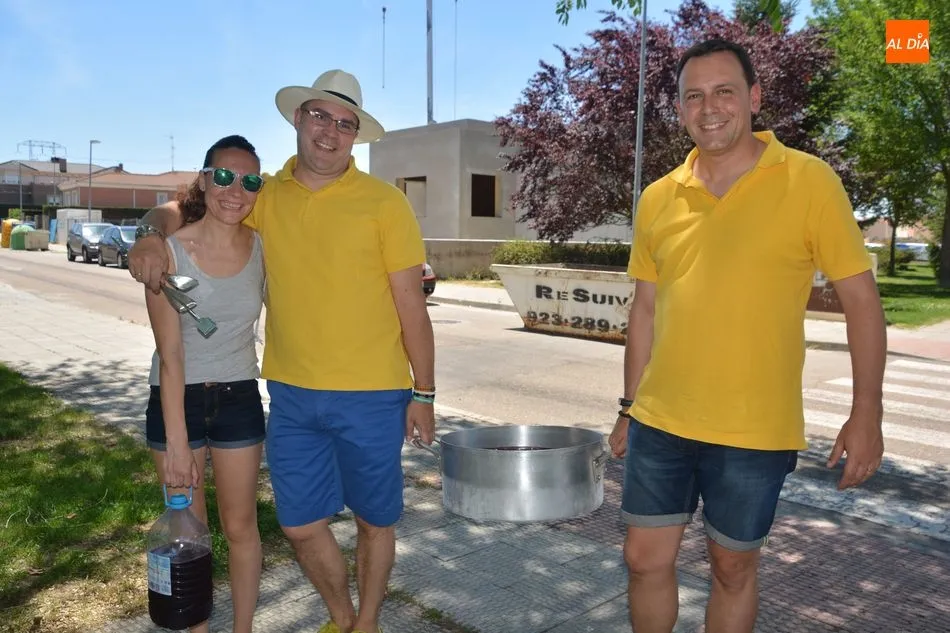 Foto 7 - Las pe&ntilde;as llenan de color y bullicio las calles de Villamayor