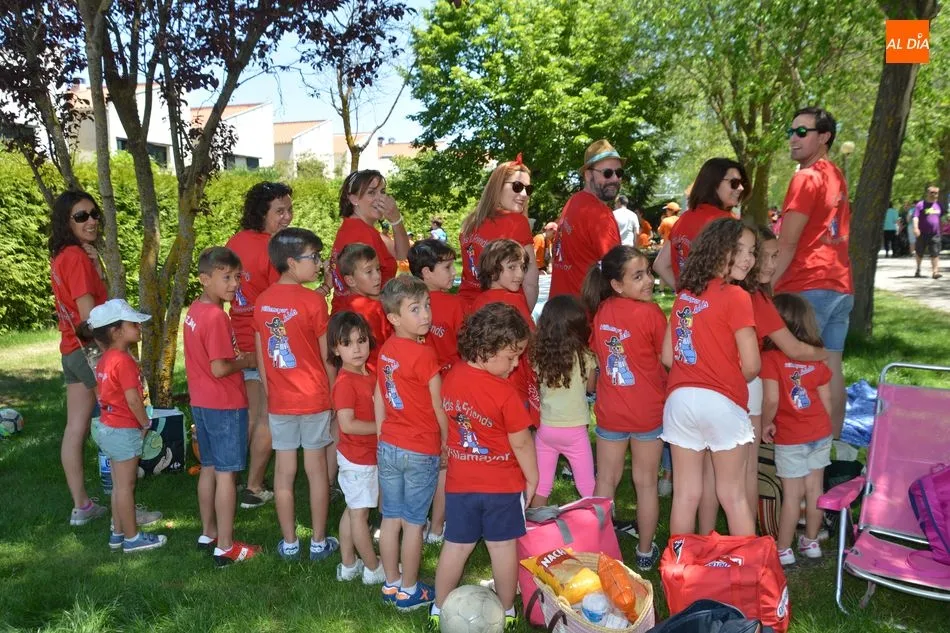 Foto 3 - Las pe&ntilde;as llenan de color y bullicio las calles de Villamayor