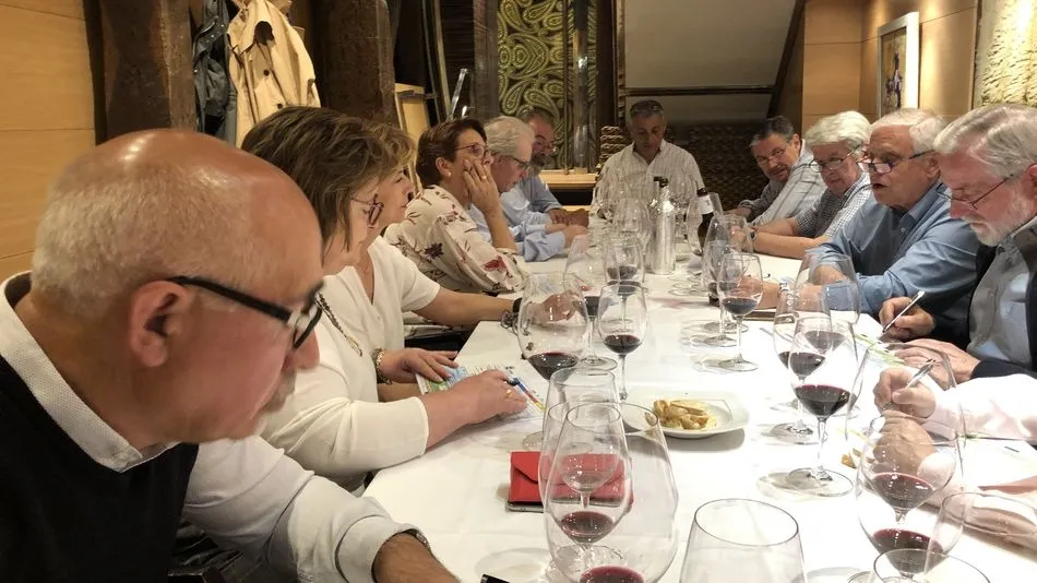 Un momento de la cata dirigida por Jorge de Luis / FOTOS: JAVIER BRAGADO