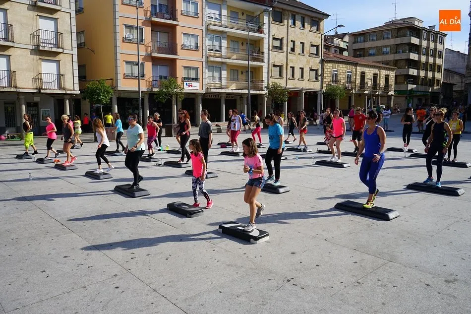 Foto 2 - La Plaza Mayor se convierte en pista de baile solidaria