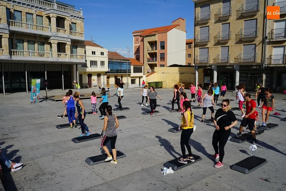 Foto 11 - La Plaza Mayor se convierte en pista de baile solidaria