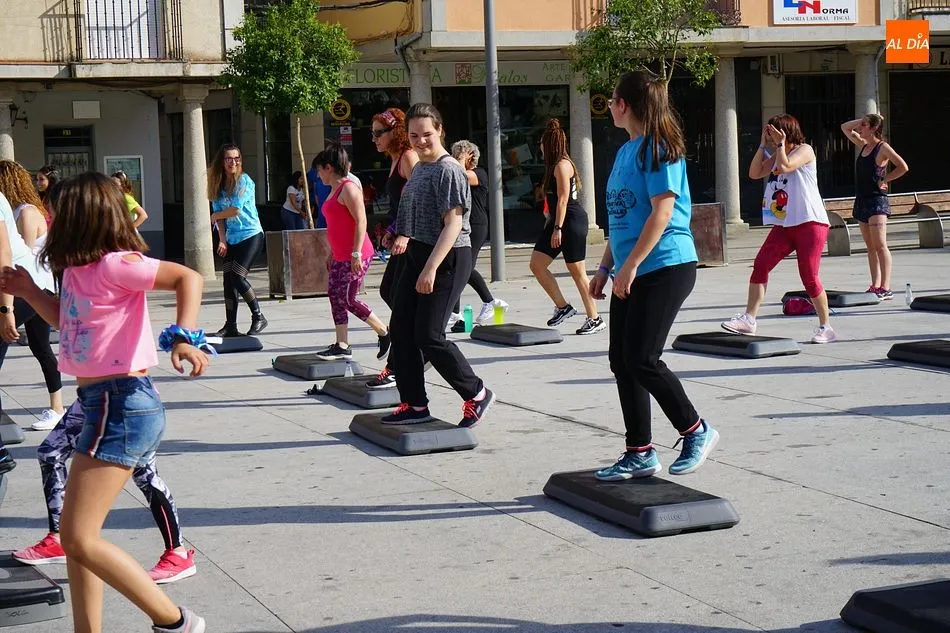 Foto 10 - La Plaza Mayor se convierte en pista de baile solidaria