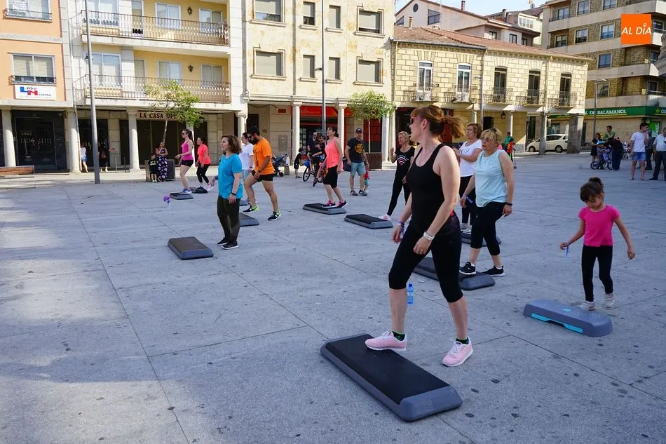 Foto 9 - La Plaza Mayor se convierte en pista de baile solidaria