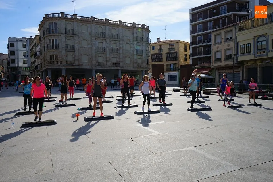 Foto 8 - La Plaza Mayor se convierte en pista de baile solidaria