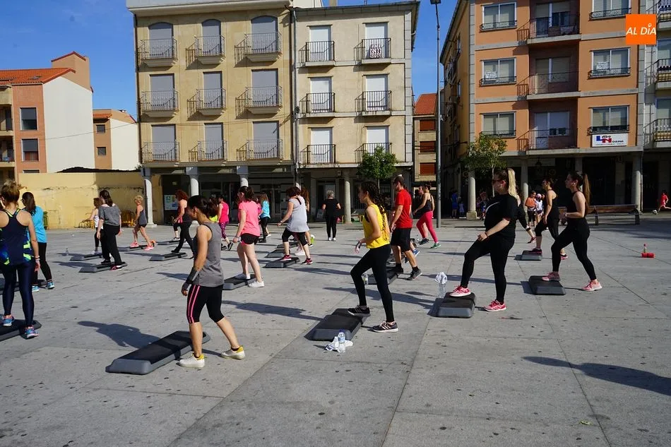 Foto 7 - La Plaza Mayor se convierte en pista de baile solidaria