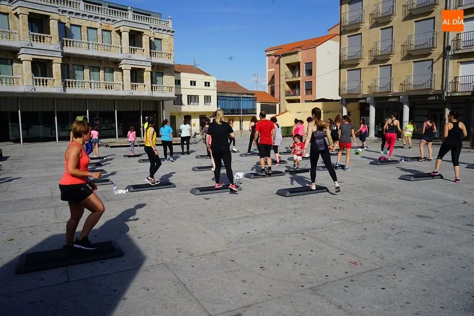 Foto 5 - La Plaza Mayor se convierte en pista de baile solidaria
