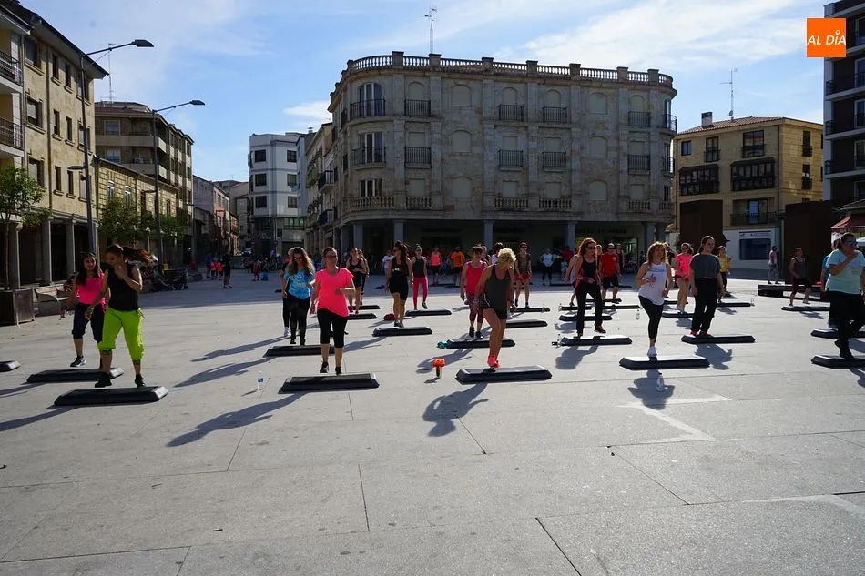 Foto 4 - La Plaza Mayor se convierte en pista de baile solidaria