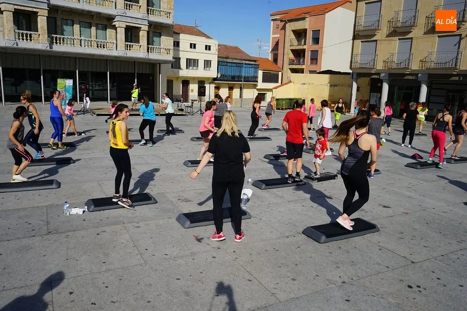 Foto 3 - La Plaza Mayor se convierte en pista de baile solidaria