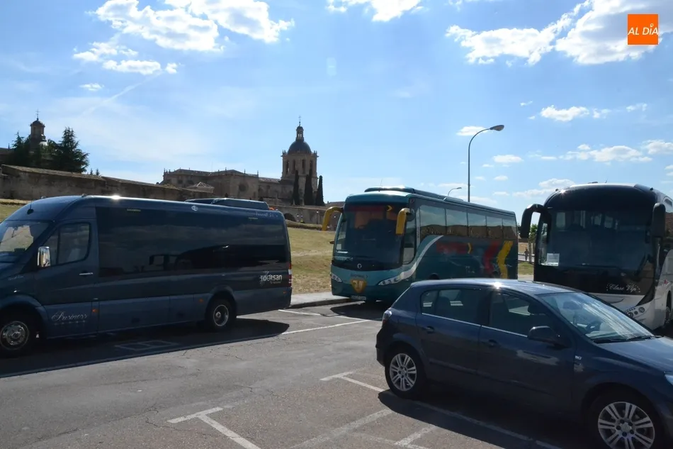 Foto 2 - 1Foto: Doble fila... de autobuses  