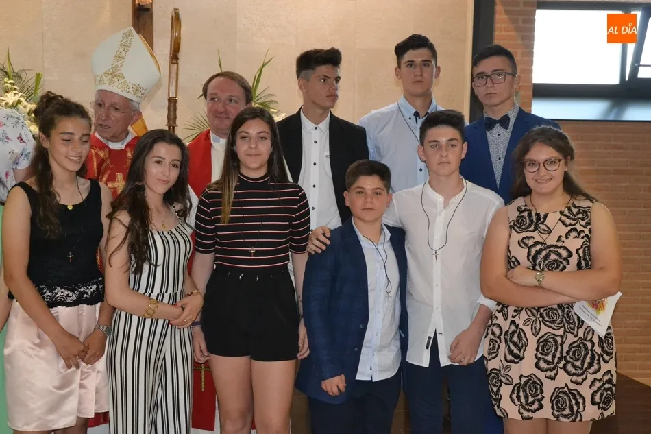 Foto 3 - Jes&uacute;s Garc&iacute;a Burillo confirma a 13 j&oacute;venes en la Parroquia de El Salvador  