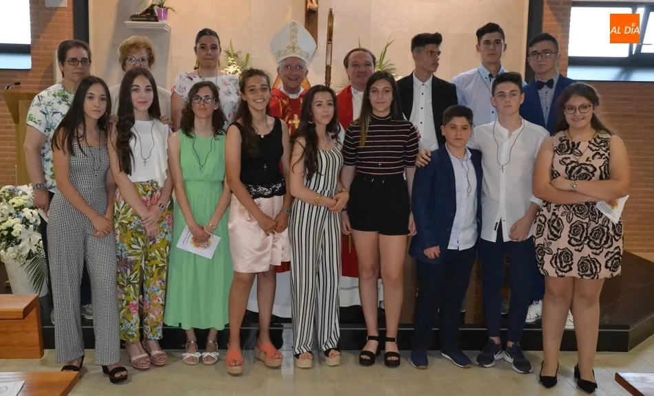 Foto 2 - Jes&uacute;s Garc&iacute;a Burillo confirma a 13 j&oacute;venes en la Parroquia de El Salvador  