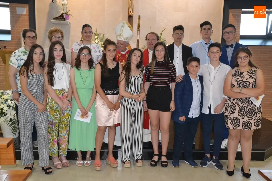 Jesús García Burillo confirma a 13 jóvenes en la Parroquia de El Salvador  