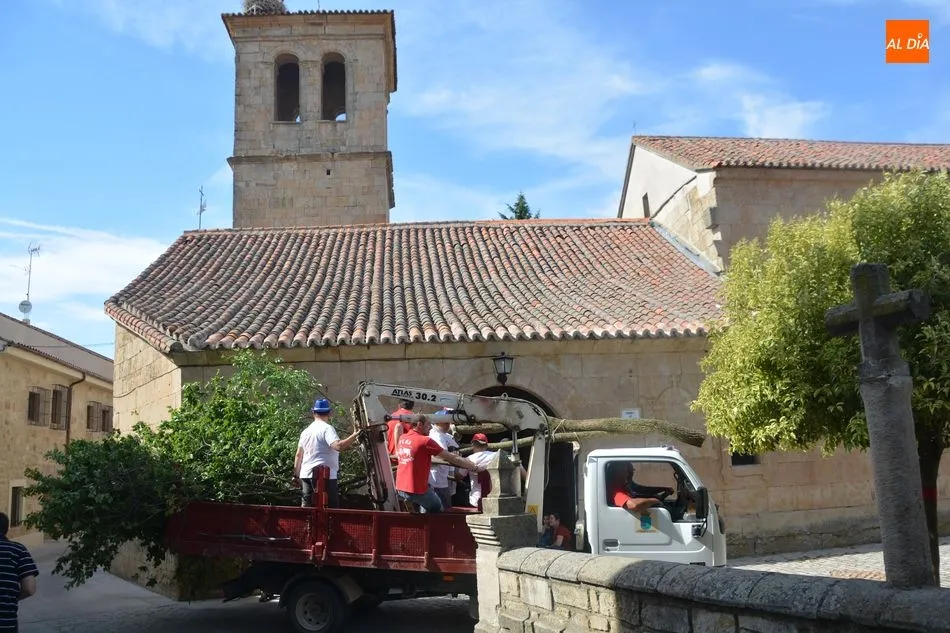 Foto 11 - Villamayor sigue disfrutando de sus fiestas con la tradicional Romer&iacute;a del Ramo