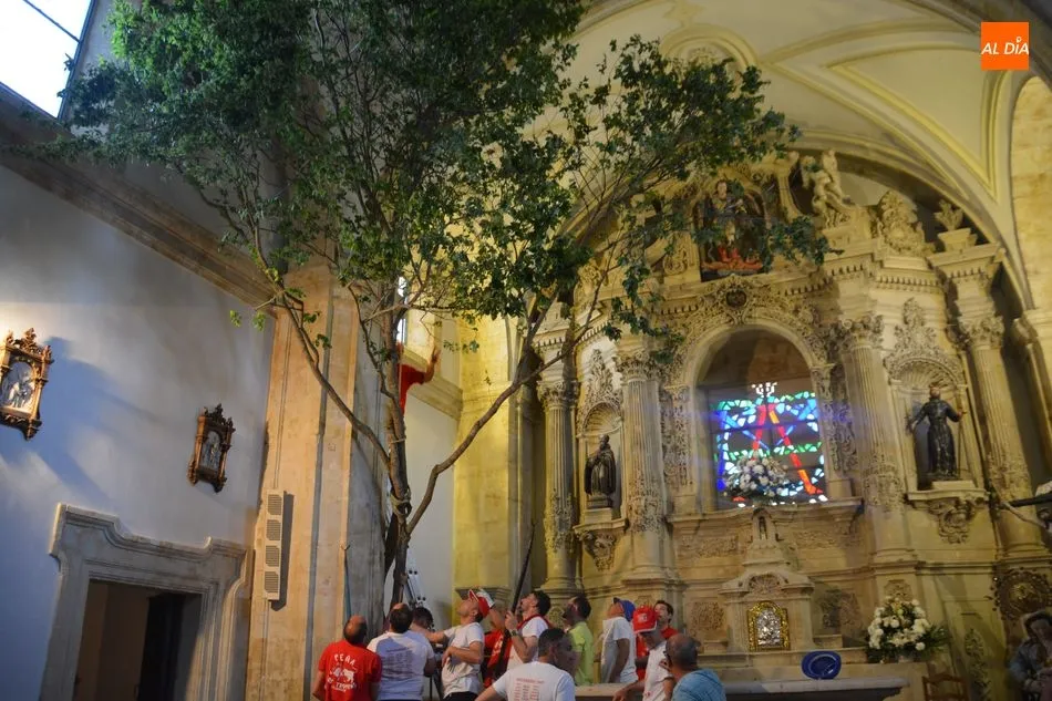 Foto 6 - Villamayor sigue disfrutando de sus fiestas con la tradicional Romer&iacute;a del Ramo