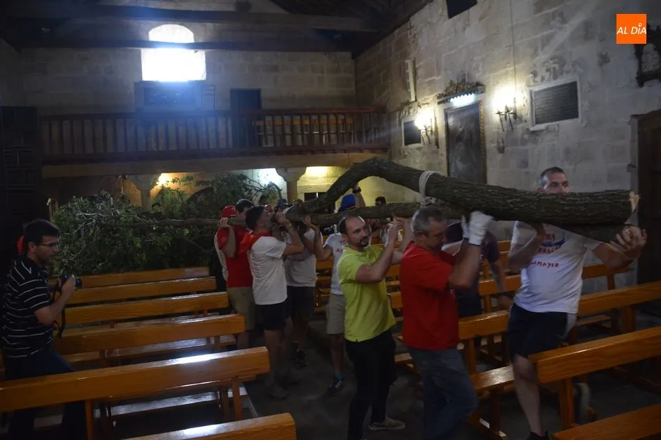 Foto 5 - Villamayor sigue disfrutando de sus fiestas con la tradicional Romer&iacute;a del Ramo