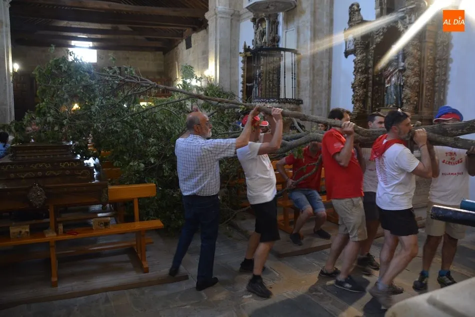 Foto 3 - Villamayor sigue disfrutando de sus fiestas con la tradicional Romer&iacute;a del Ramo