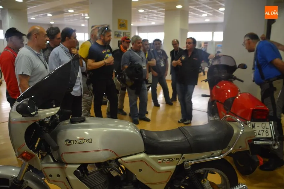 Foto 3 - Moteros procedentes de Alba visitan el Museo de la Moto de Santa Marta