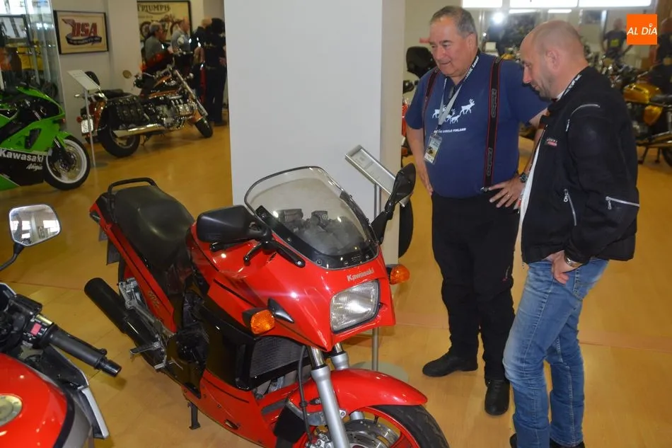 Foto 2 - Moteros procedentes de Alba visitan el Museo de la Moto de Santa Marta