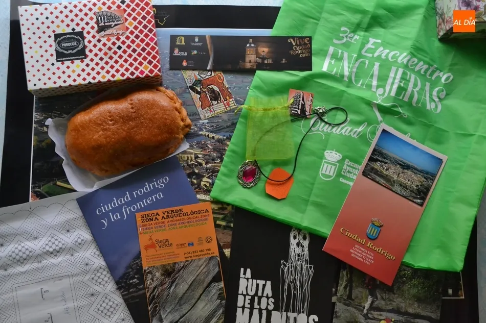 Un minihornazo, obsequio estrella para las 400 participantes en el Encuentro de Encajeras  