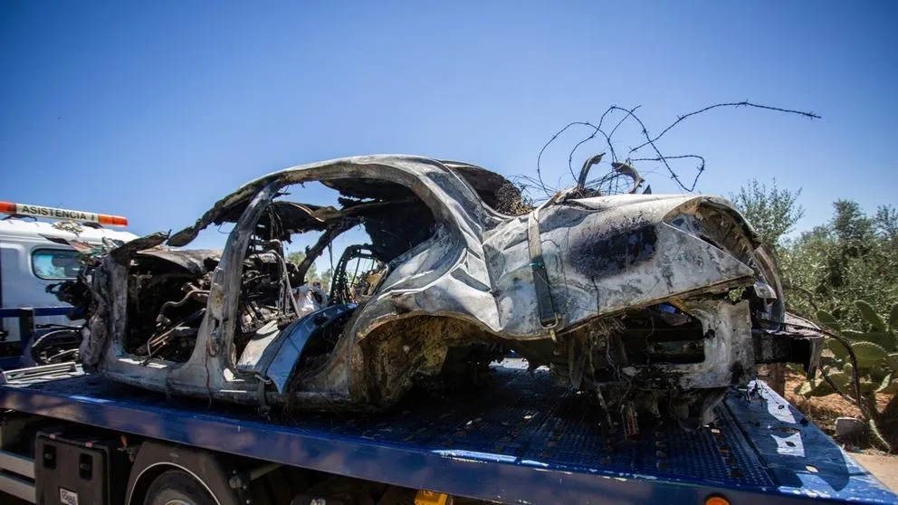 Estado en el que quedó el coche de Reyes / LA VANGUARDIA